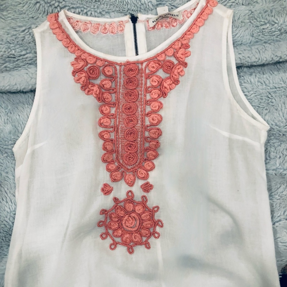 BANANA REPUBLIC White Linen and Pink Embroidered Tank